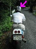 ロガーヘルメット着用してバイクにまたがった写真の後ろから拡大版へのリンク