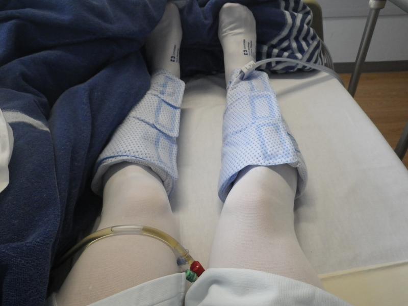 病室でベッドの上で脚のマッサージ中