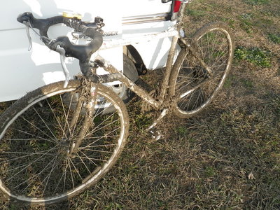ドロドロの自転車の写真