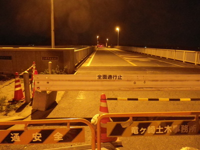 通行止めの橋の写真