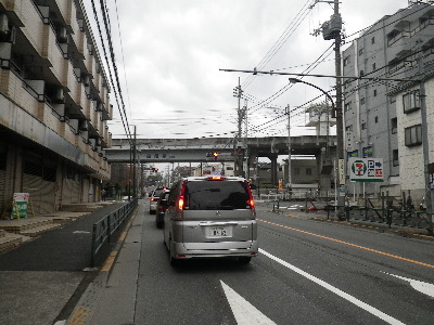 高尾駅の脇の写真