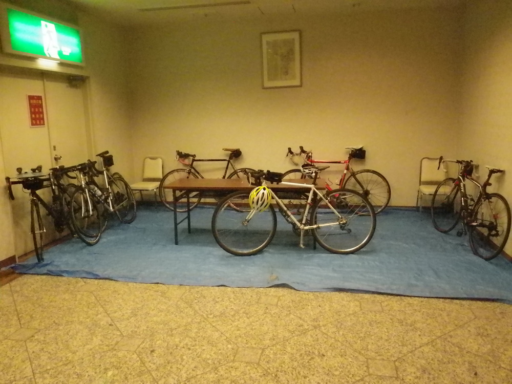 ラウンジに置かれた自転車の写真